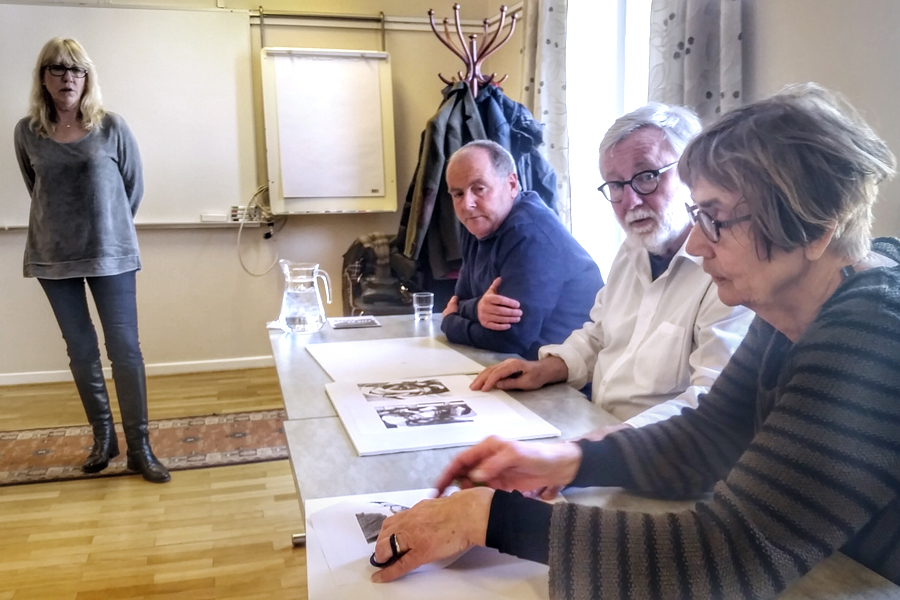 Landskrona konstförenings ordförande Mia Widell har just burit fram konstverk till Svart på Vitt juryn bestående av Inga Björstedt, Thomas Kjellgren och Per Rossling.
