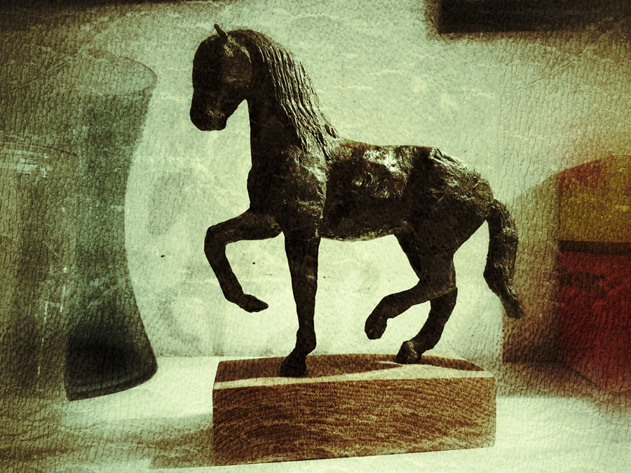Nu har Lena Cedergrens Häst II i brons fått ett nytt hem.