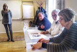 Landskrona konstförenings ordförande Mia Widell har just burit fram konstverk till Svart på Vitt juryn bestående av Inga Björstedt, Thomas Kjellgren och Per Rossling.